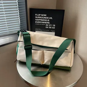 Borsa a tracolla casual in tela con grande capacità e tasche multiple per viaggi e sport.