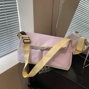Vista detallada della borsa a tracolla casual di grande capacità viola chiaro e giallo.