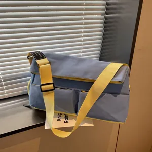 Borsa a tracolla alla moda blu e gialla, grande borsa da viaggio fitness palestra dettaglio.