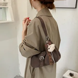 Bolso de hombro estilo coreano vintage marrón con bonito colgante de oso para mujeres uso diario