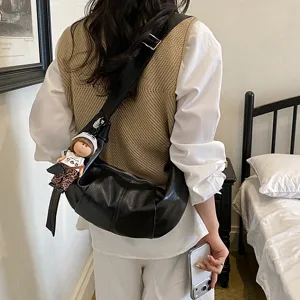 Casual retro zwarte schoudertas crossbody tas met schattige poppenhanger voor dames.