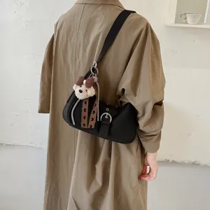 Bolso bandolera dumpling negro de estilo coreano minimalista con bonito colgante de oso.