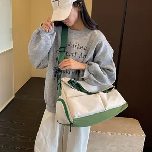 Vista dettagliata della borsa da palestra e yoga in tela capiente ed elegante beige e verde.