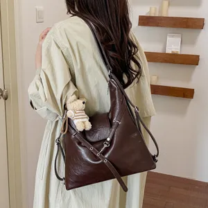 Mochila bolso de hombro marrón de cuero casual con un lindo colgante de oso para mujer.