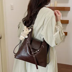 Bolso de hombro convertible de gran capacidad en cuero PU marron estilo coreano con dije de oso tierno.