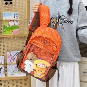 Vista dettagliata del simpatico zaino giapponese a pois con tasca trasparente e peluche.