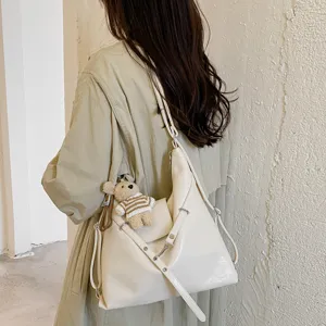 Bolso de hombro casual de gran capacidad estilo coreano con un tierno colgante de osito