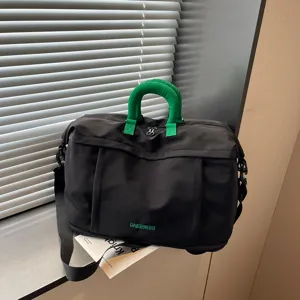 Borsa da viaggio nera con manici verdi, grande capacità per brevi viaggi e sport.