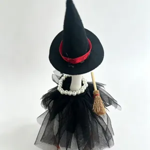 7-Zoll-Desktop-Gans-Halloween-Kostümset mit schwarzem Hexenhut, Perlenkette und Besen.