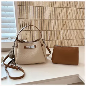 Vue détaillée de l'ensemble de sac à main seau tendance pour femme avec pochette assortie.
