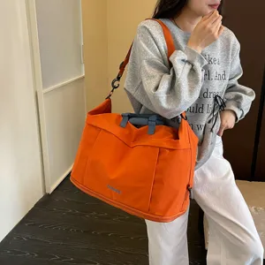 Grande borsa da viaggio per donna, elegante borsa a tracolla arancione per brevi viaggi.