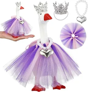 Dettagli ravvicinati del simpatico vestito da oca giocattolo con corona e gonna in tulle.