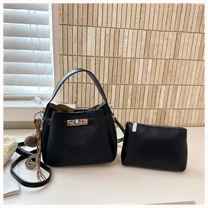 Sac seau noir classique avec pochette assortie, design minimaliste et élégant pour le quotidien.