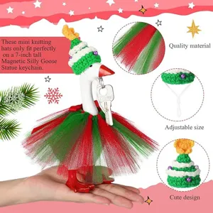 Conjunto de gorro de punto y tutu navideño diseñado perfectamente para el llavero de ganso.