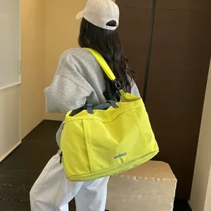Grande borsa da viaggio verde brillante, ideale per palestra, sport e brevi gite weekend.
