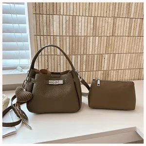 Vue détaillée du sac seau en cuir vert olive pour femmes avec pochette assortie et charm.