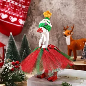 Figura de pato de Navidad con sombrero de ganchillo y tutú rojo verde para la decoración festiva