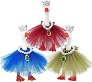Set di statuette di oche in resina carine con corone, collane di perle e gonne di tulle colorate.
