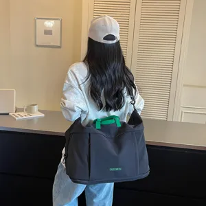 Grande borsa da viaggio per donna, elegante e leggera per brevi viaggi e sport.