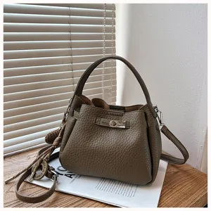 Sac seau texturé élégant pour femmes avec poignée et bandoulière pour un usage quotidien.
