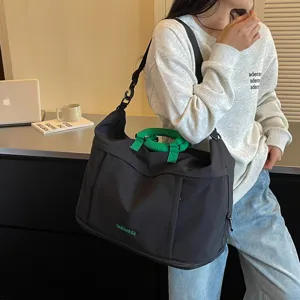 Grande borsa da viaggio da donna, borsone sportivo leggero per weekend con manico verde.