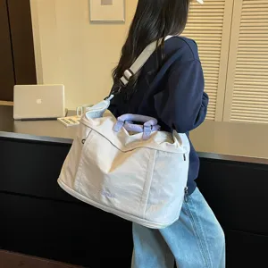Grande borsa da viaggio a tracolla per donna, elegante borsone sportivo per brevi viaggi.