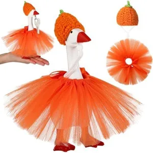 Lindo adorno de ganso blanco con sombrero de calabaza naranja y tutu, decoracion de mesa.