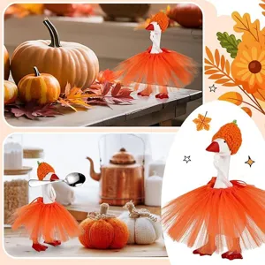 Vista detallada estatuilla ganso otono Halloween con tutu naranja y sombrero calabaza.
