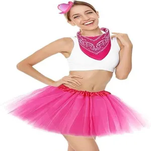 Dettaglio costume festa rosa con gonna tutu soffice, bandana paisley e mini cappello cowboy.