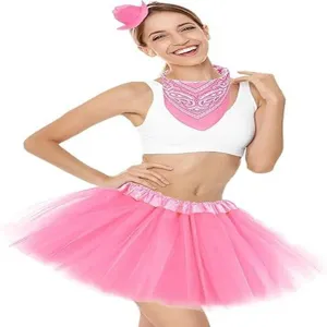 Dettaglio del set costume da festa rosa con mini cappello da cowboy bandana e gonna tutu.