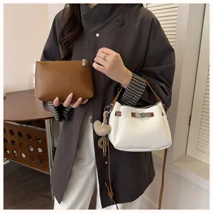 Vue détaillée de l'ensemble sac seau tendance pour femme avec pochette marron et design.
