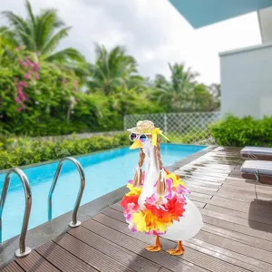 Sommer Veranda Gans Deko Set Detail mit süßem Hut Sonnenbrille und bunter Blumenkranz Kulisse.