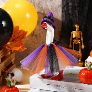 Bonita figura de pato de Halloween con sombrero de bruja para la hermosa decoración.