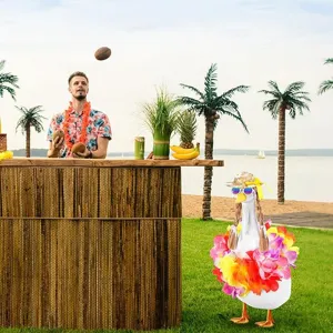 Detailansicht des Hawaii Party Deko Sets mit bunten Blumenkränzen, Strohhut und blonder Perücke.