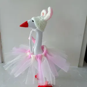 Primer plano detallado de la bonita figura de pato blanco con gorro de ganchillo y tutú.