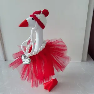 Conjunto figura gansa de Navidad con gorro tejido falda tutú roja y collar de perlas.