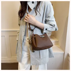 Sac seau élégant pour femme minimaliste décontracté en cuir PU bandoulière avec serrure.