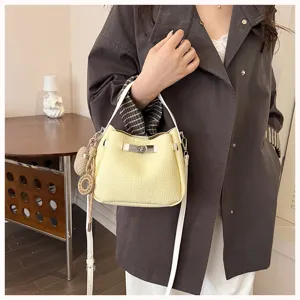Élégant sac seau pour femme en cuir PU tendance avec poignée supérieure et bandoulière jaune.