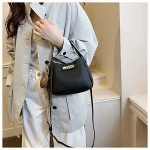 Sac seau noir pour femme en cuir texturé bandoulière avec détail de serrure métallique chic