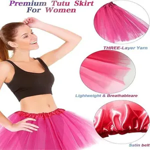 Dettaglio gonna tutu rosa che mostra il tessuto in tulle a tre strati e la cintura in raso.