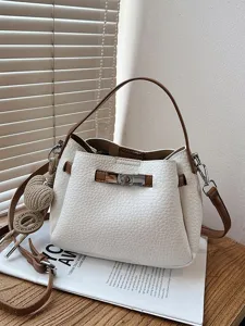 Sac seau femme élégant avec poignée et bandoulière, design en cuir PU blanc texturé chic.