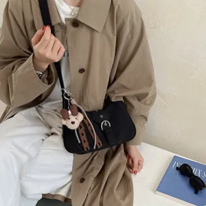 Bolso hobo de hombro negro estilo coreano con lindo colgante de oso y detalle de hebilla.