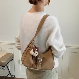 Bolso de hombro coreano para mujer, elegante bolso dumpling de otoño con bonito colgante.