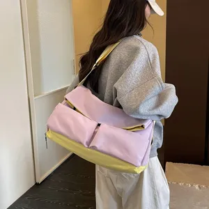 Vista dettagliata della grande borsa a tracolla da viaggio, stile streetwear chic.