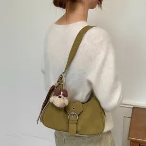 Vista detallada del moderno bolso de hombro verde de estilo coreano con elegante colgante.