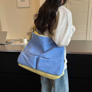 Grande borsa a tracolla color block, borsa da viaggio e yoga casual e alla moda.