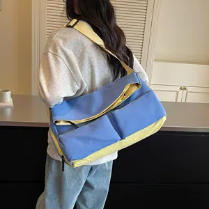 Grande borsa a tracolla per viaggi e fitness, design elegante in blu e giallo.