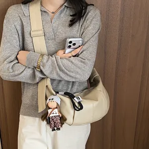 Gedetailleerd overzicht van een casual beige schoudertas van PU-leder, grote capaciteit met pop.