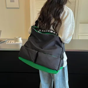 Vista dettagliata della grande borsa da palestra yoga viaggio, design con tracolla nero verde.
