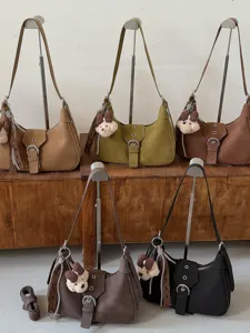 Bolso de hombro estilo coreano bolso dumpling cruzado casual con lindo colgante de oso.